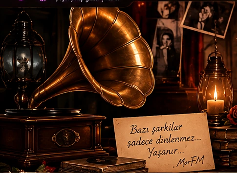 Gramofon, eski fotoğraflar ve nostaljik masa dekoru